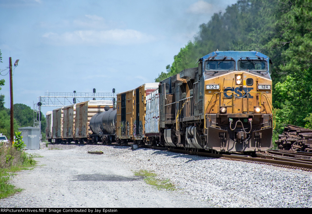 M441 (Waycross to Tampa) switches the south end of Baldwin Yard 